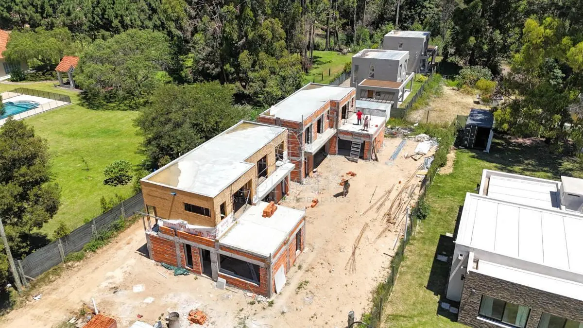 Modernas casas a estrenar en Parque Burnett 2