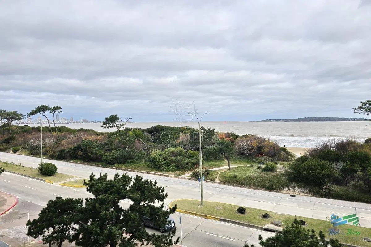 Edificio de 3 dormitorios en Punta del Este primera línea Mansa 3