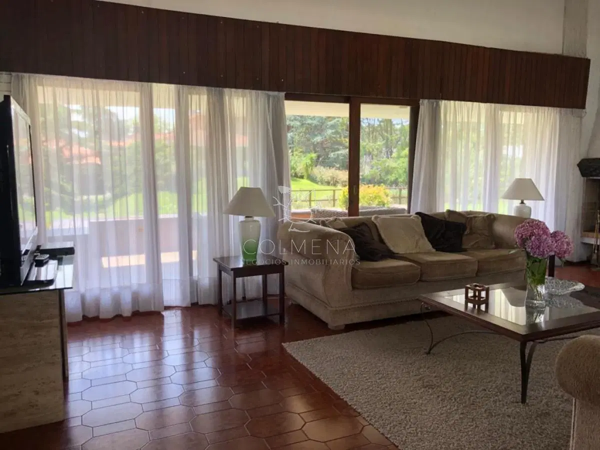 Muy buena propiedad en venta, 5 dormitorios en barrio Cantegril, Punta del Este 2