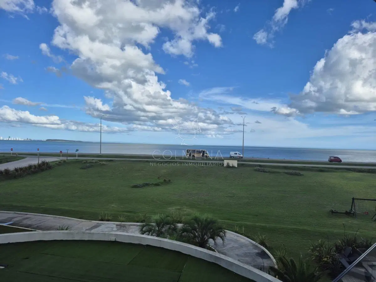 Apartamento en venta primera linea Playa Mansa Punta del Este 2 dormitorios 4