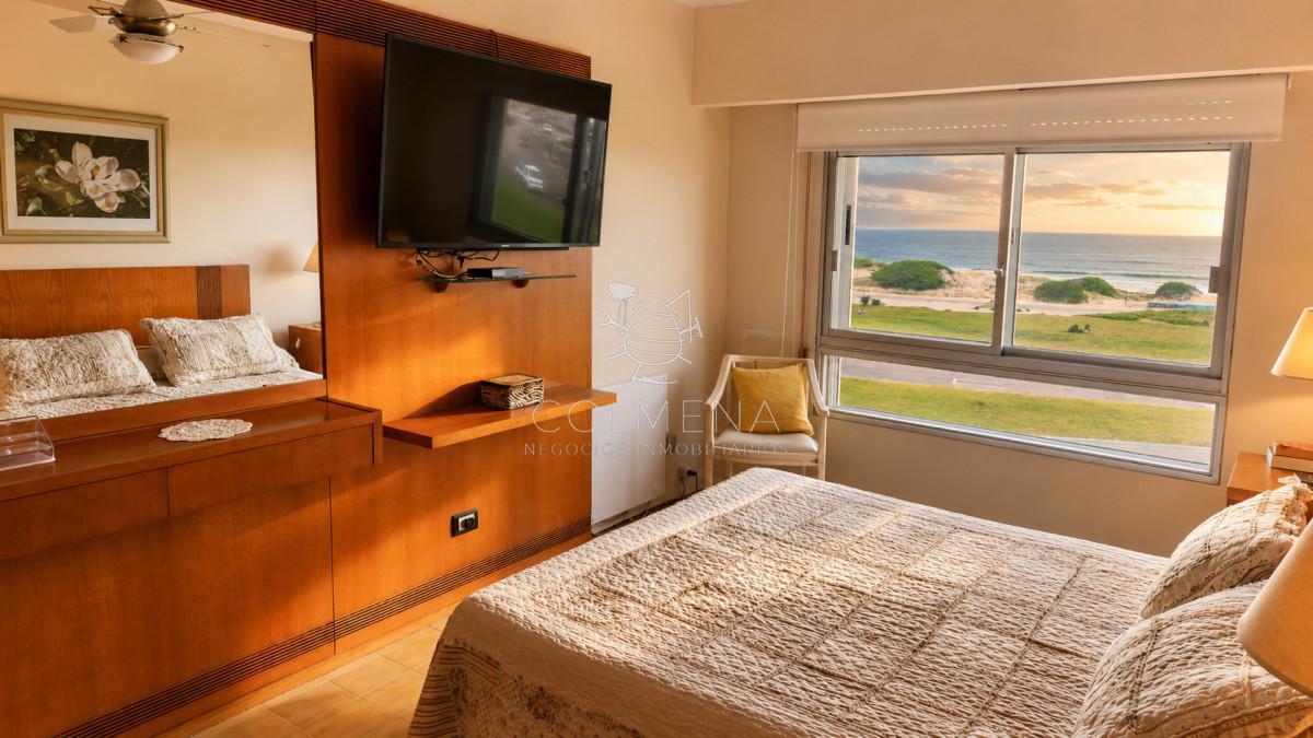 Vende apartamento de 2 dormitorios en Punta del Este Playa Brava
