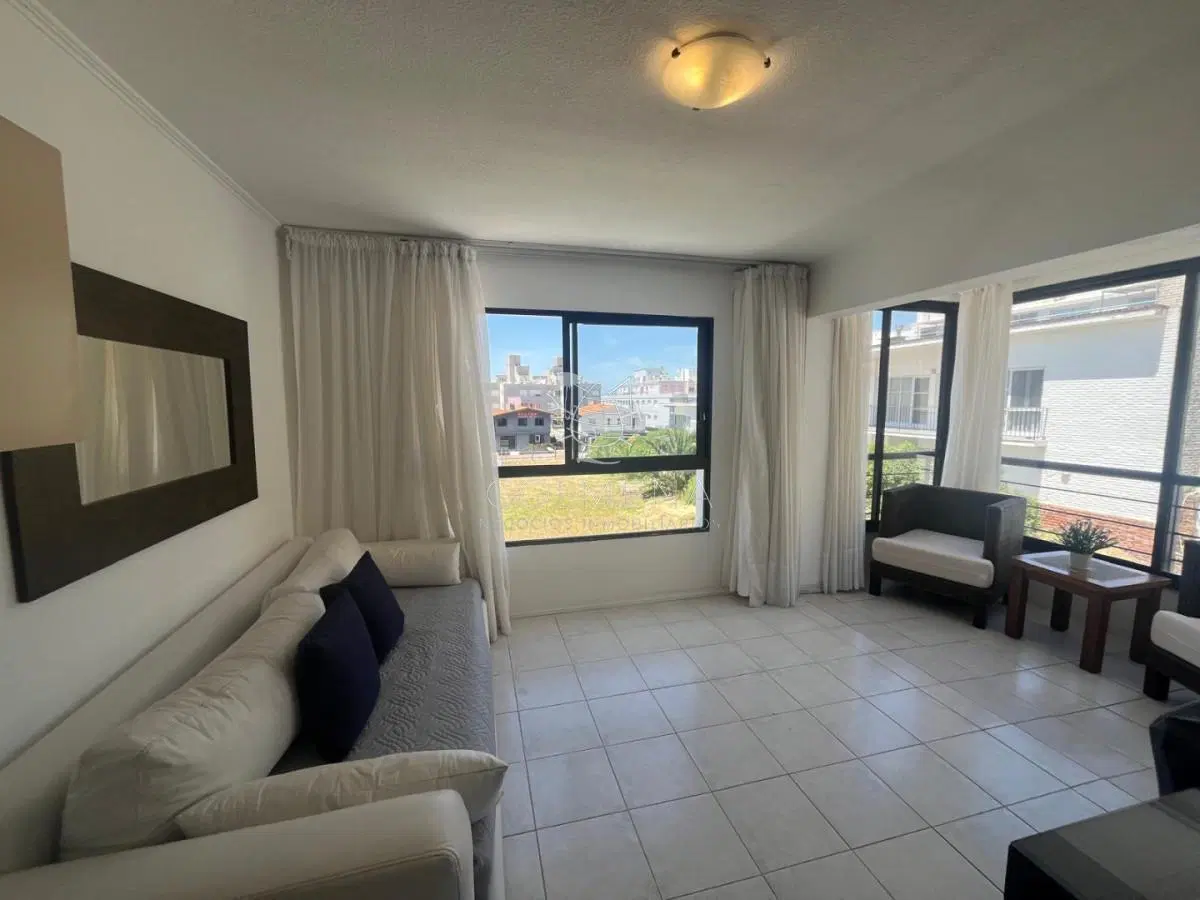 Excelente departamento en venta en La Pensinula de Punta del Este, a 50mts del mar. 2