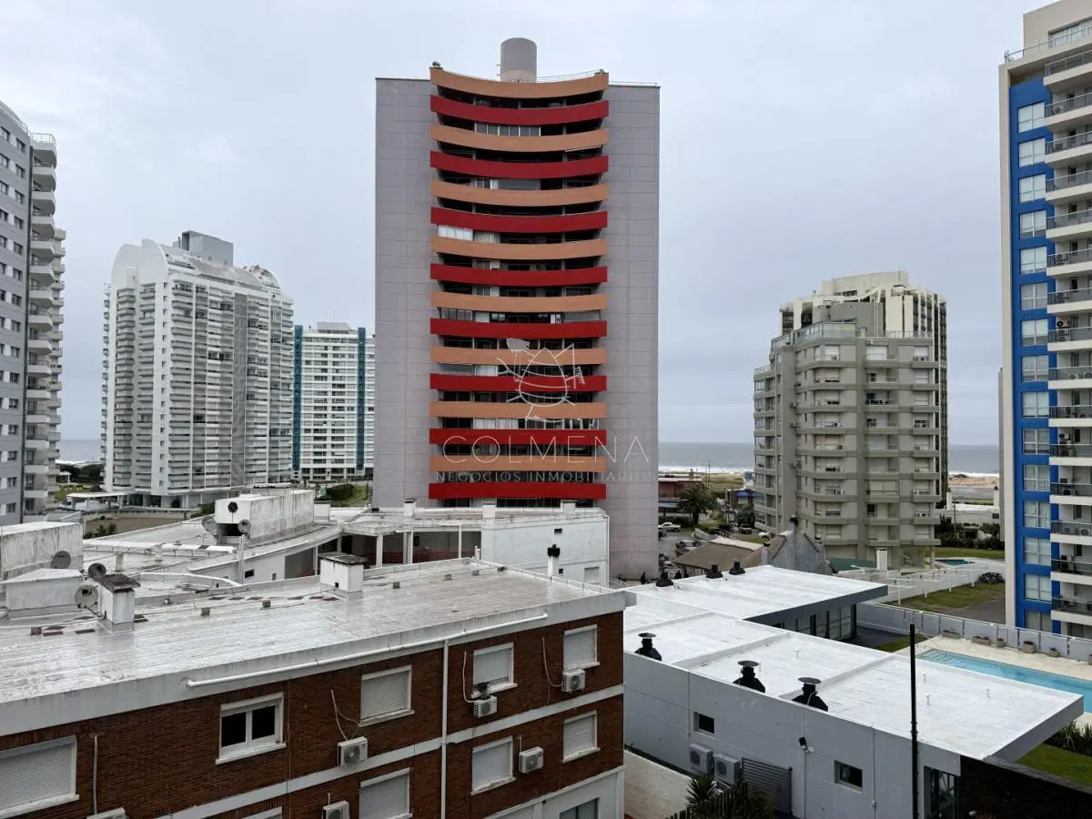 se ubica sobre de playa brava y muy cerca del Conrad 8
