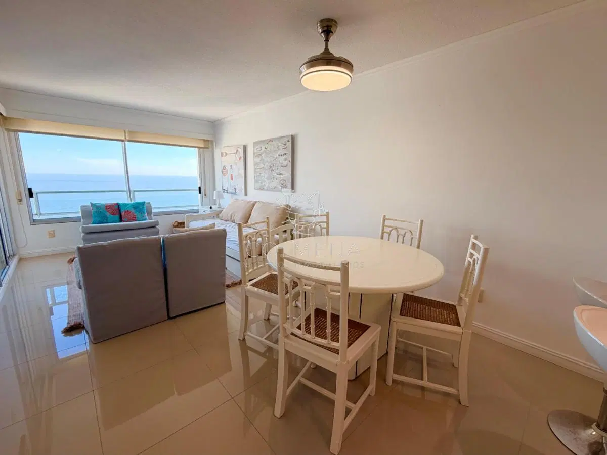 apartamento en venta frente al mar, parada 19 playa mansa 4