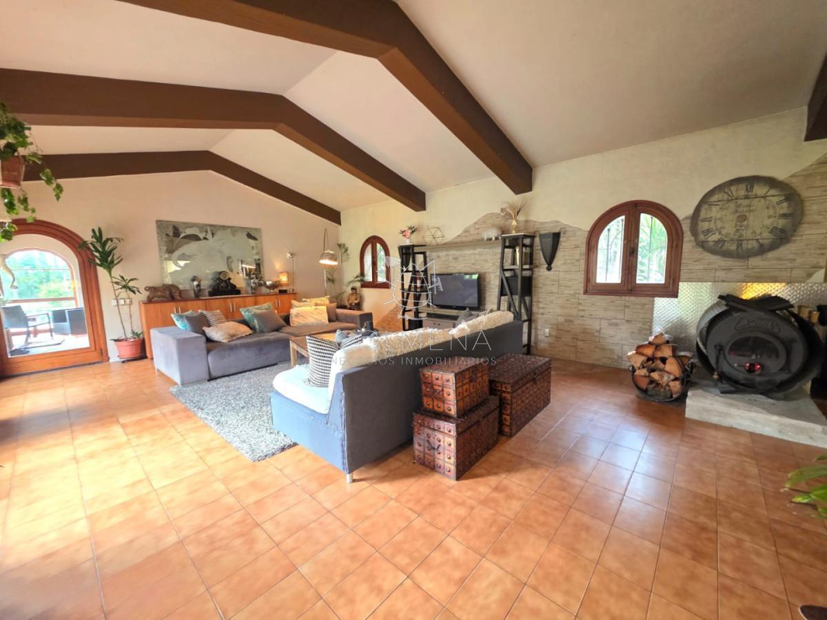Foto de Propiedad única de excelente construcción en Burnett, gran terreno, imagen 2