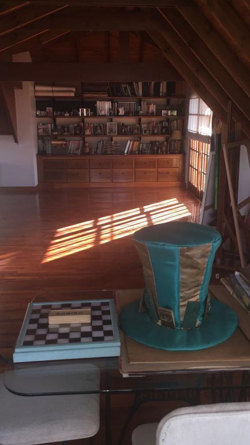 Hermoso Chalet en Dos Plantas 4 Ambientes con Parque en Venta 3