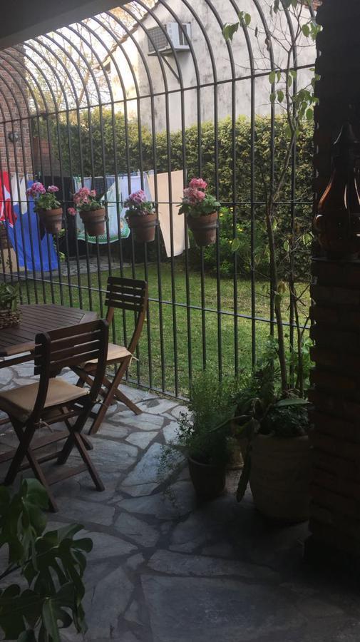Hermoso Chalet en Dos Plantas 4 Ambientes con Parque en Venta 2