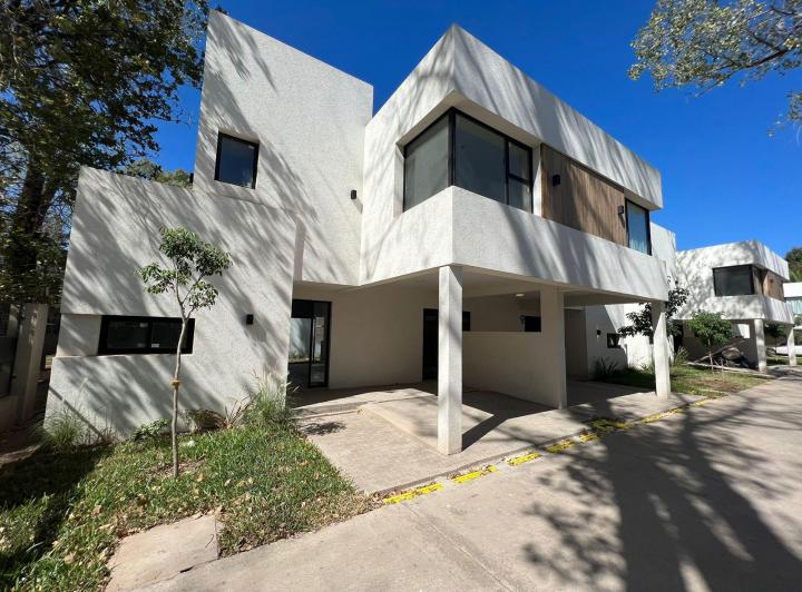 Casa 4 ambientes en condominio en Barrio Parque Leloir