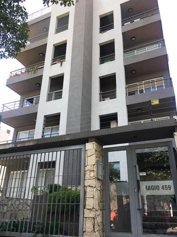 Departamento dos ambientes con patio y cochera en venta en Ituzaingó Norte