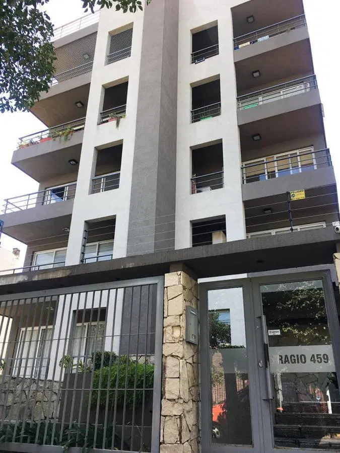 Departamento dos ambientes con patio y cochera en venta en Ituzaingó Norte 4