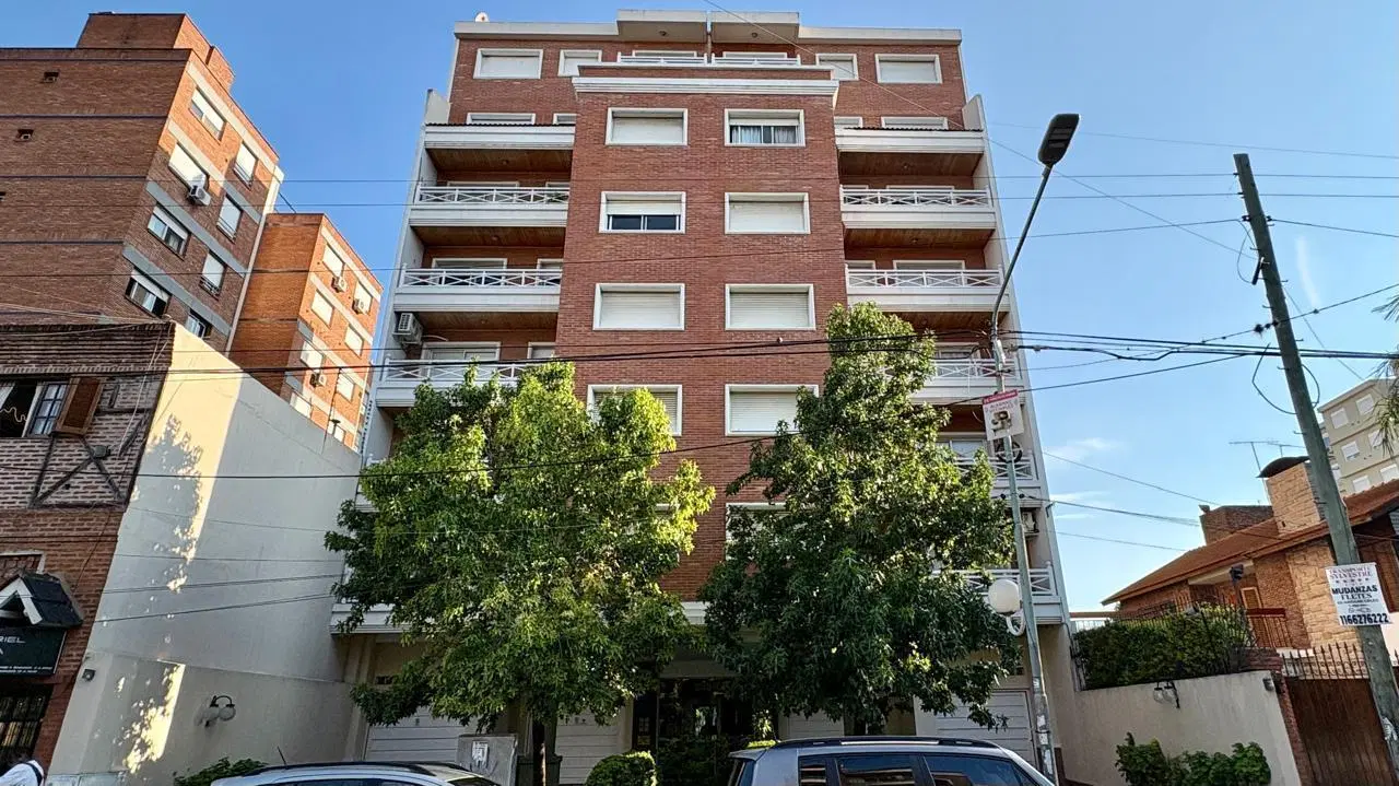 Departamento 3 ambientes con balcón y cochera en venta en Castelar 3