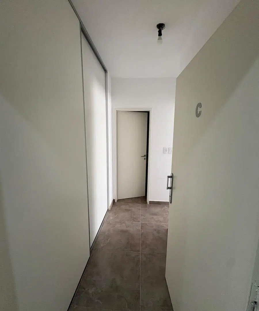 Departamento monoambiente con balcón en alquiler en Castelar. 2