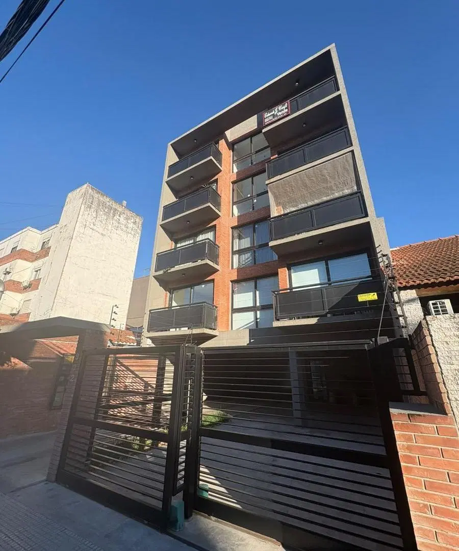 Departamento monoambiente con balcón en alquiler en Castelar. 1