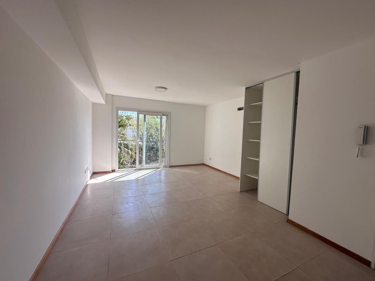 Foto de Departamento monoambiente con cochera en alquiler en Ituzaingó Norte, imagen 3