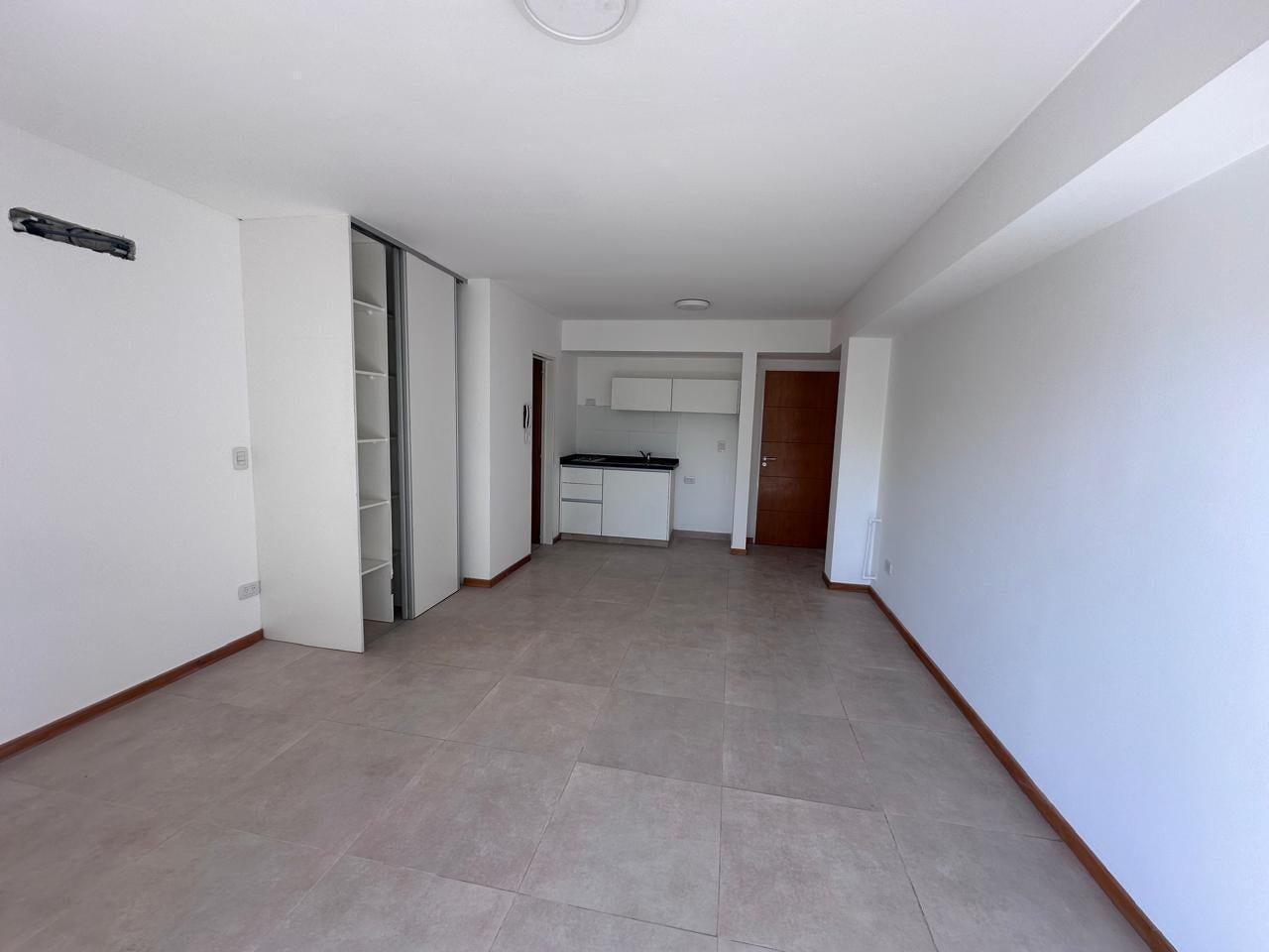 Foto de Departamento monoambiente con cochera en alquiler en Ituzaingó Norte, imagen 4