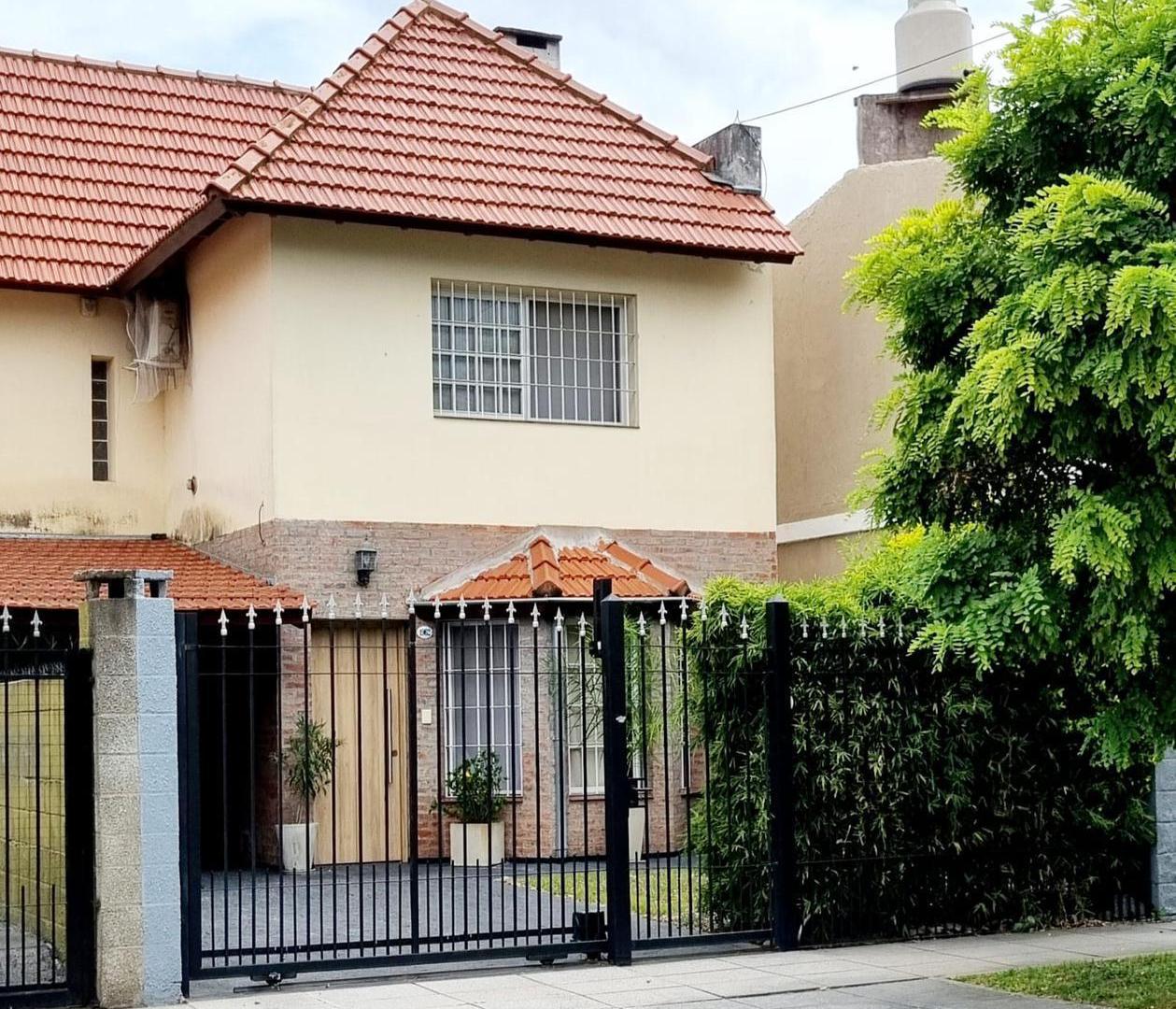 Foto de Triplex con patio y pileta en venta en Ituzaingo, imagen 1