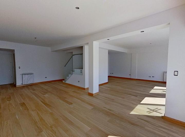 Venta - Semipiso 5 Amb. - 2 Dorm. en suite - Baño y Vestidor - Lav. - Balcón Terraza - 2 coch. 4