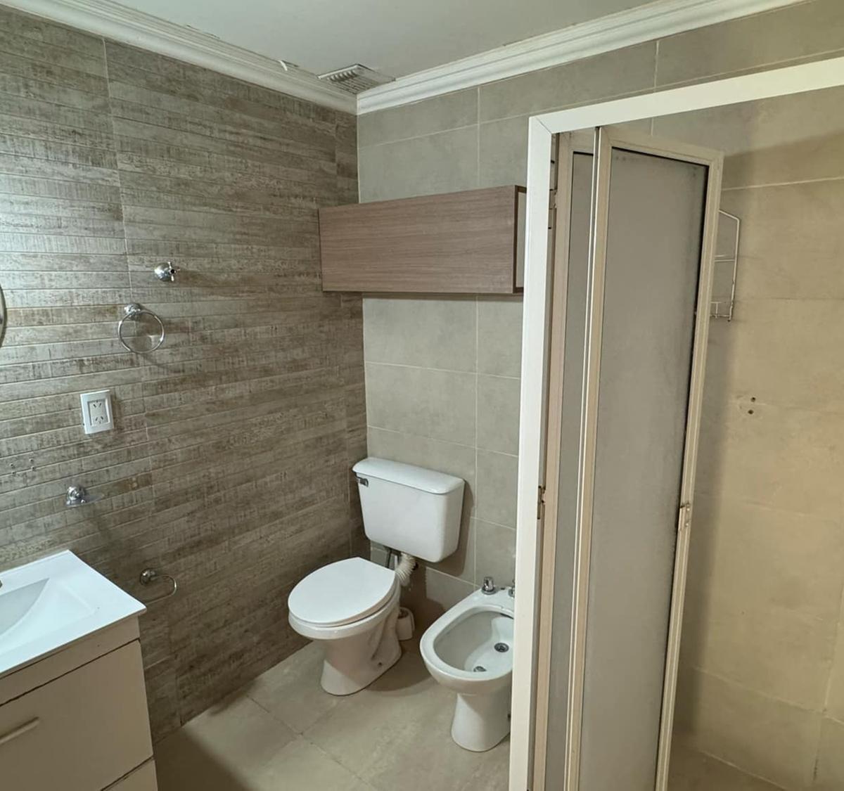 Venta Casa 4 Dorm. con Piscina en Barrio Los Troncos 5