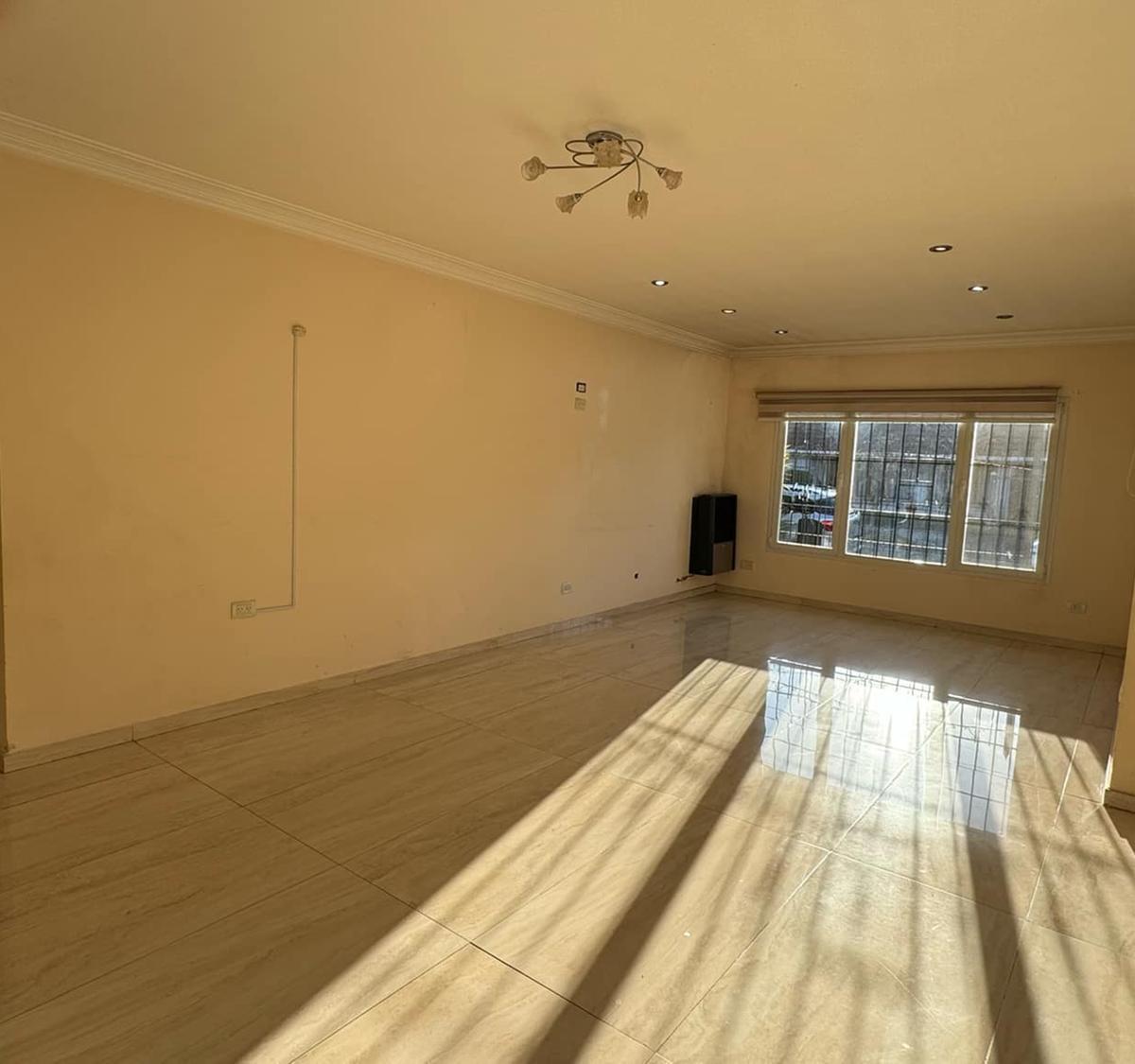 Venta Casa 4 Dorm. con Piscina en Barrio Los Troncos 3