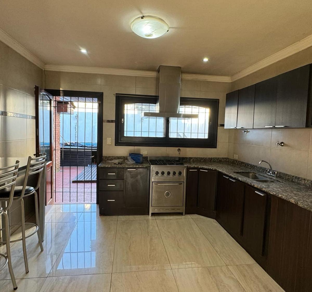 Venta Casa 4 Dorm. con Piscina en Barrio Los Troncos 2