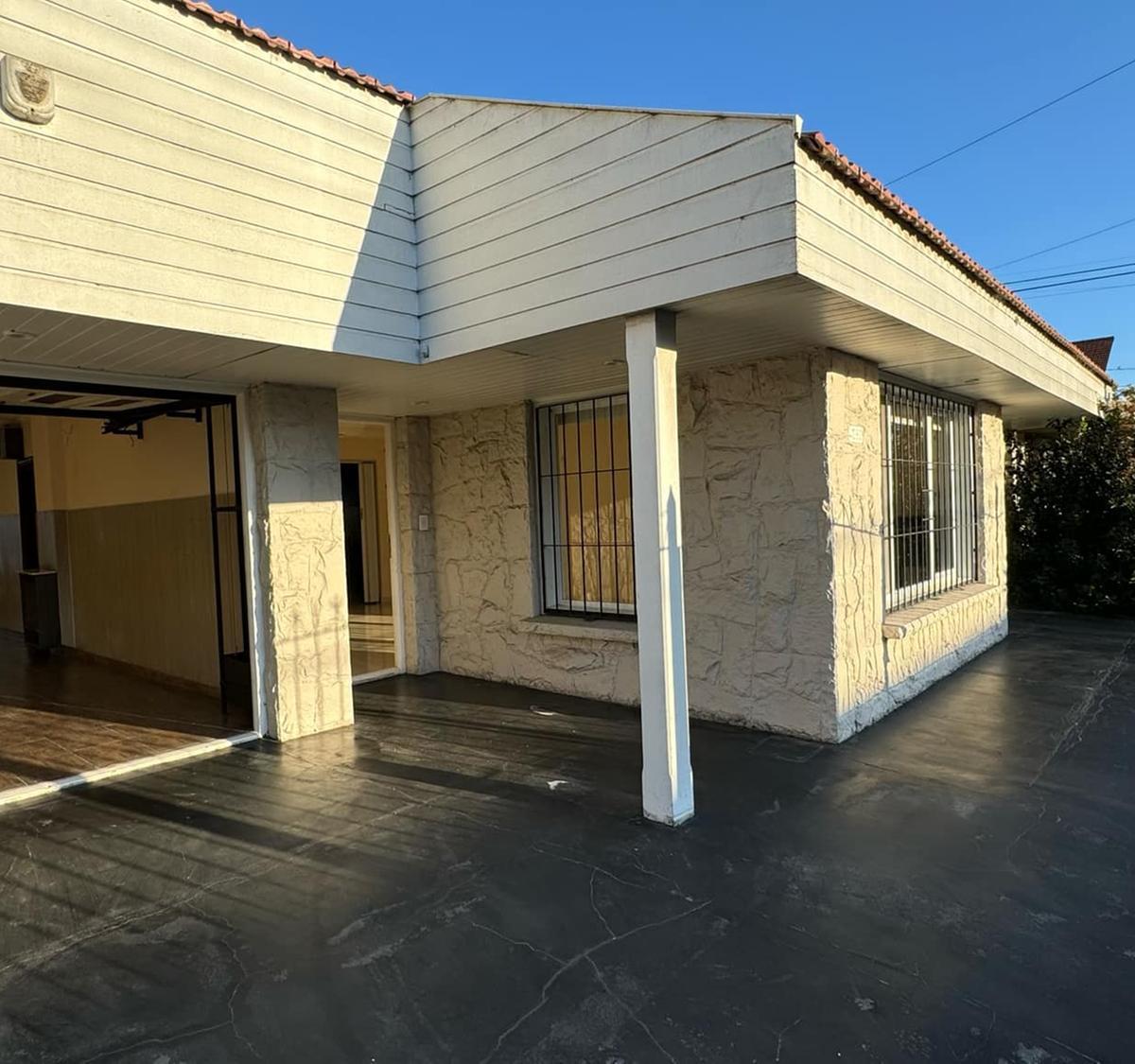 Venta Casa 4 Dorm. con Piscina en Barrio Los Troncos 1