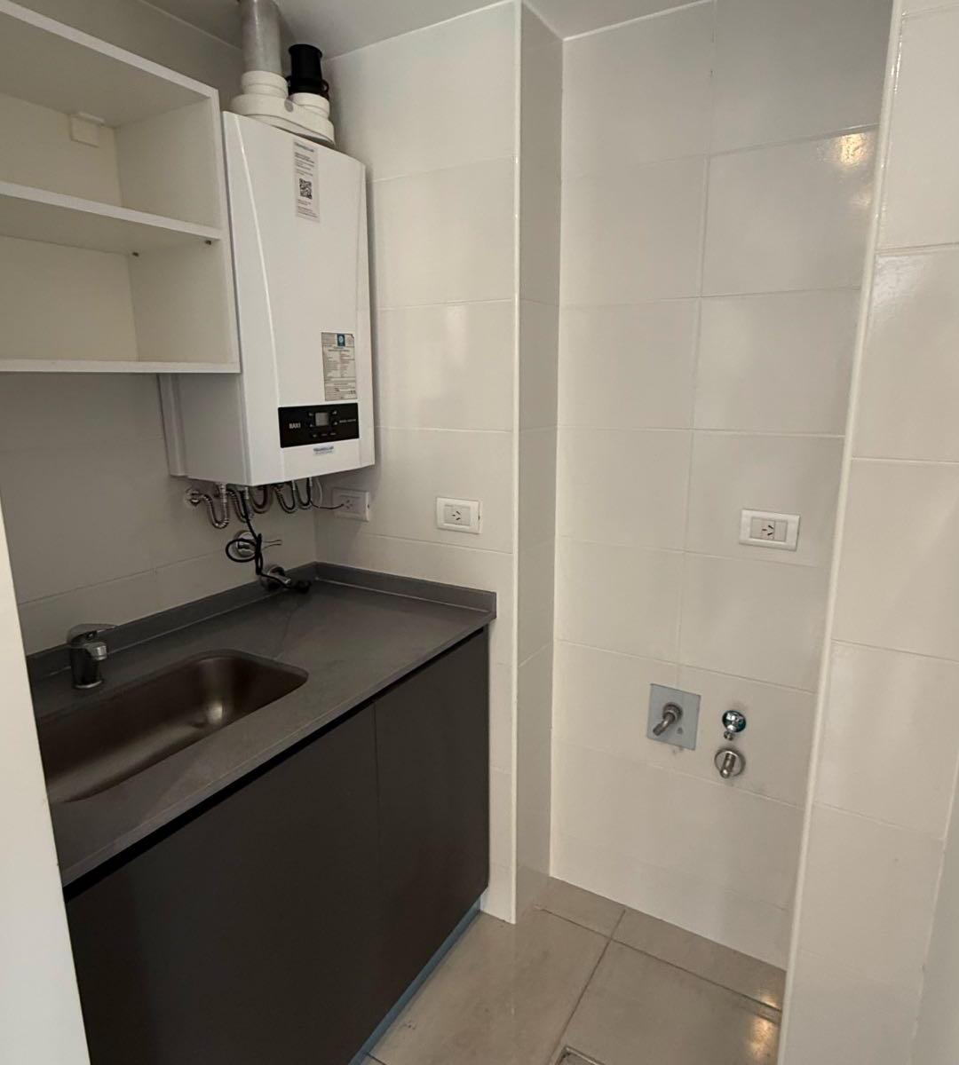 VENTA SEMIPISO 3 AMBIENTES CON COCHERA Y BAULERA ZONA GUEMES