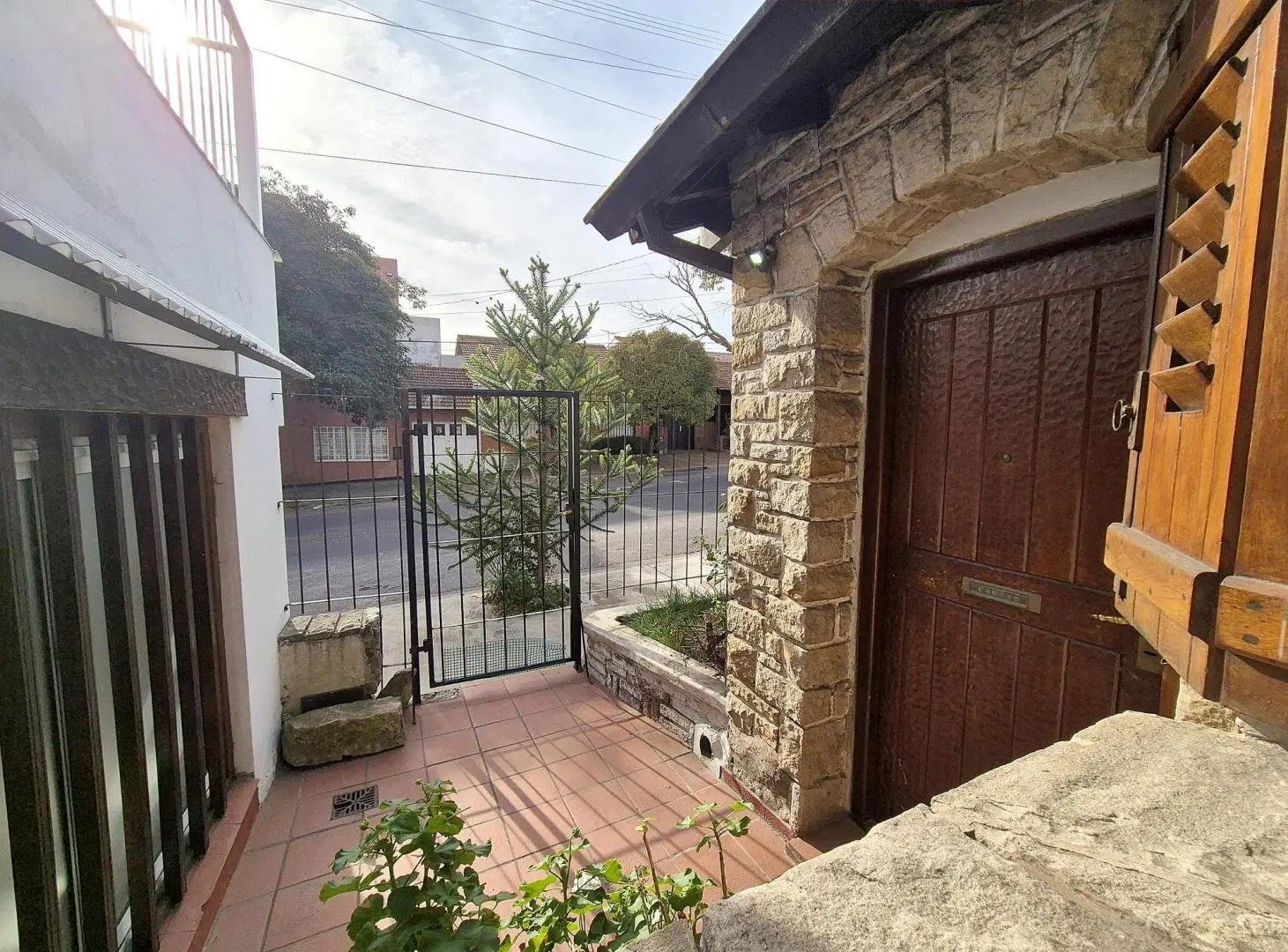 ALQUILER CASA DE 3 AMBIENTES CON PATIO EN BARRIO CHAUVIN 4