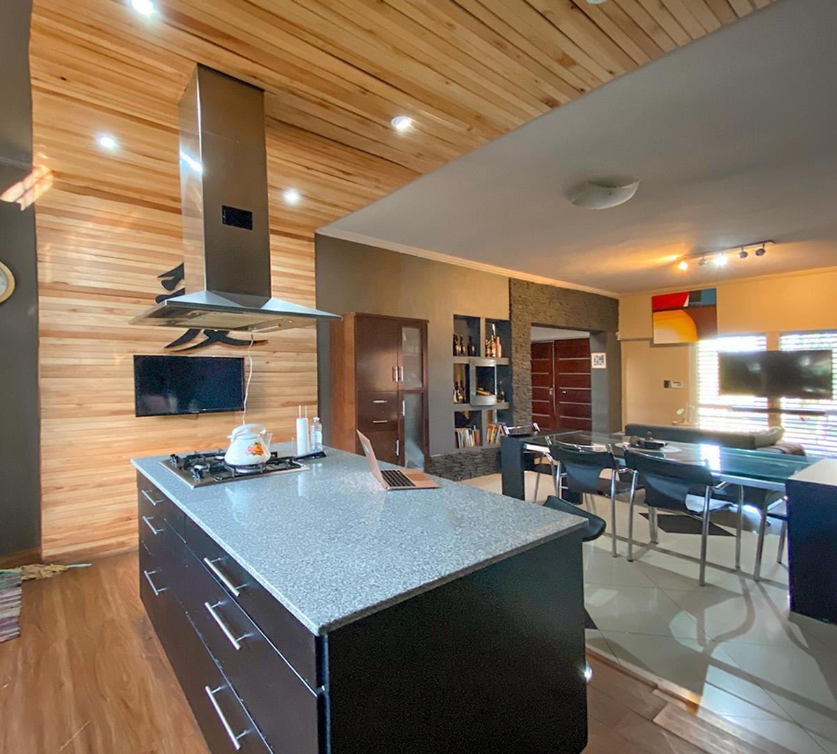 Importante Casa en Venta Zona Aeropuerto Rosario - Ideal Emprendimiento Hotelero 1