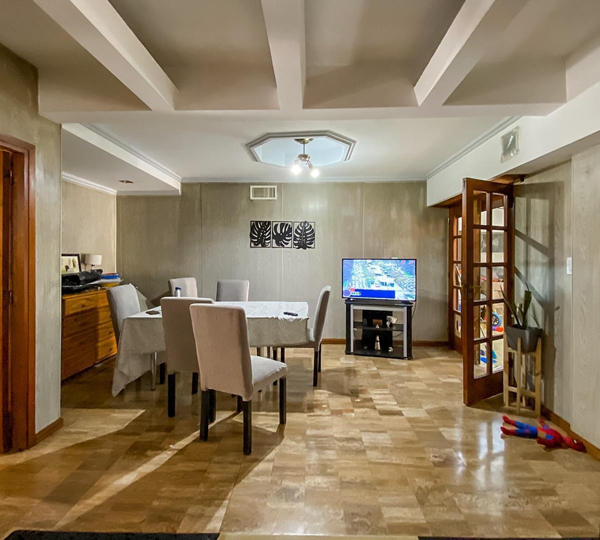 Casa 3 Dorm., con Terraza y Galpon en Tiro Suizo 1