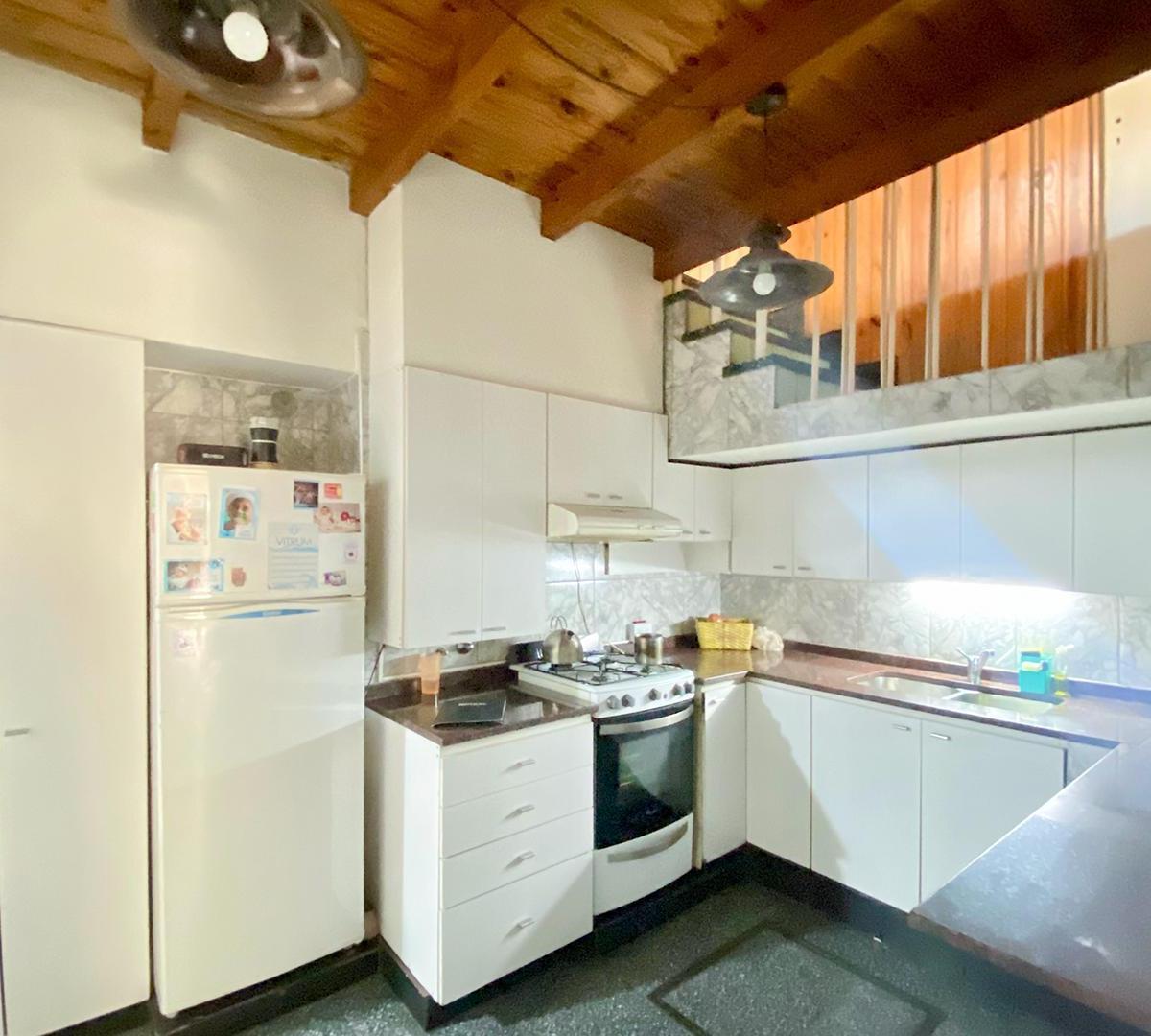 Casa en Venta en Arroyito con Cochera y Posibilidad de Local 2