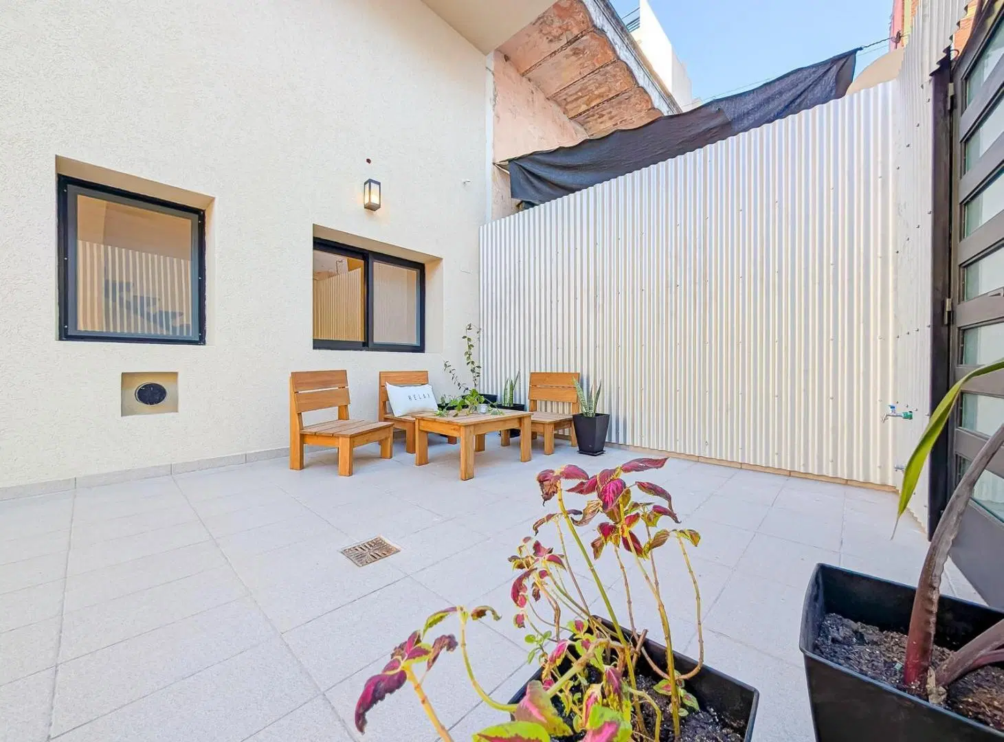 Venta Casa de pasillo 3 dormitorios. 3 baños. Patio. Totalmente reciclada. 2
