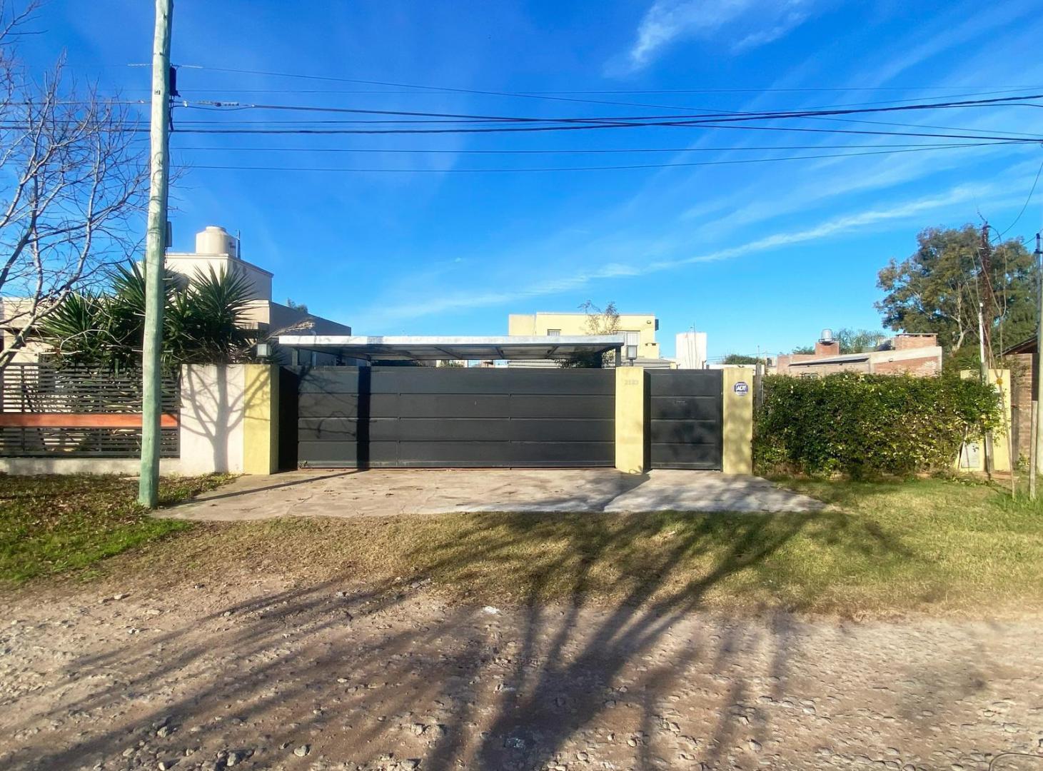 Casa a la venta de 2/3 dormitorios en Punta Chacra - Roldán. Apta crédito.