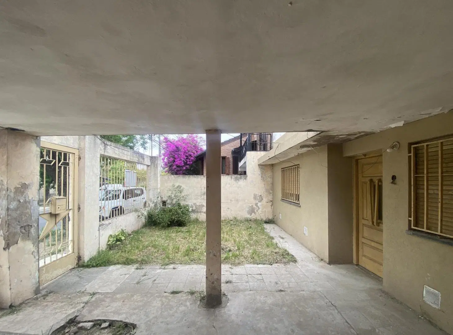 Venta: casa de 2 dormitorios con gran terreno. A reciclar. 8