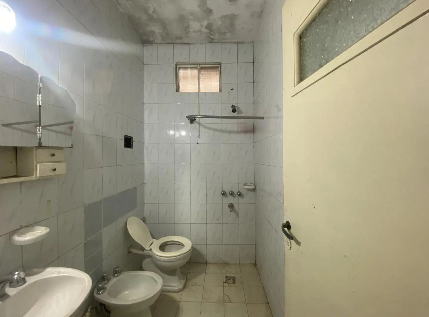 Venta: casa de 2 dormitorios con gran terreno. A reciclar. 2
