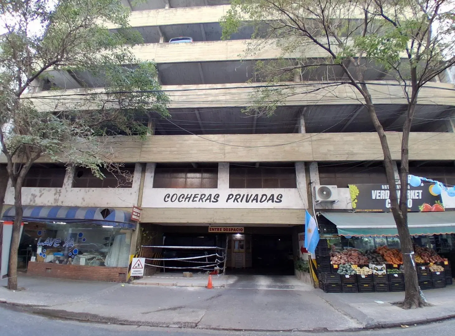 Amplia cochera en planta baja a la venta. 3