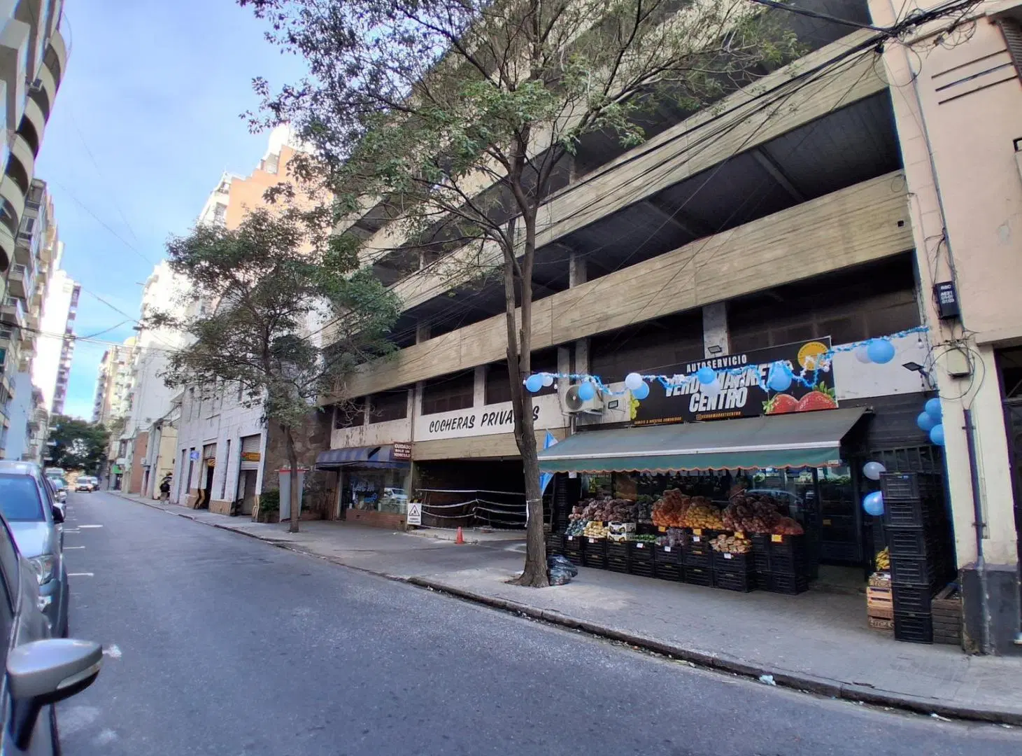 Amplia cochera en planta baja a la venta. 8