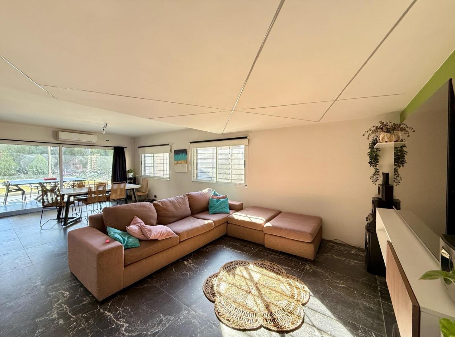 Foto de Venta Casa 4 dormitorios, jardín y pileta Funes City, imagen 2