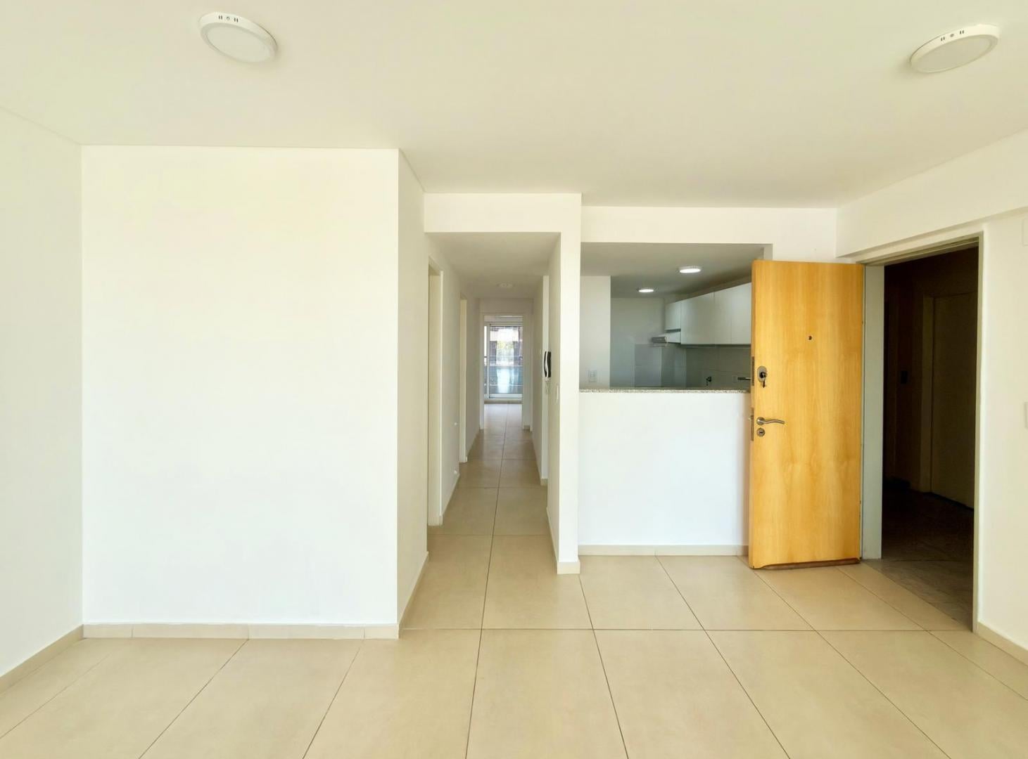 Foto de Departamento de Dos Dormitorios Piso 3 Vista despejada Frente a la Casa, imagen 3