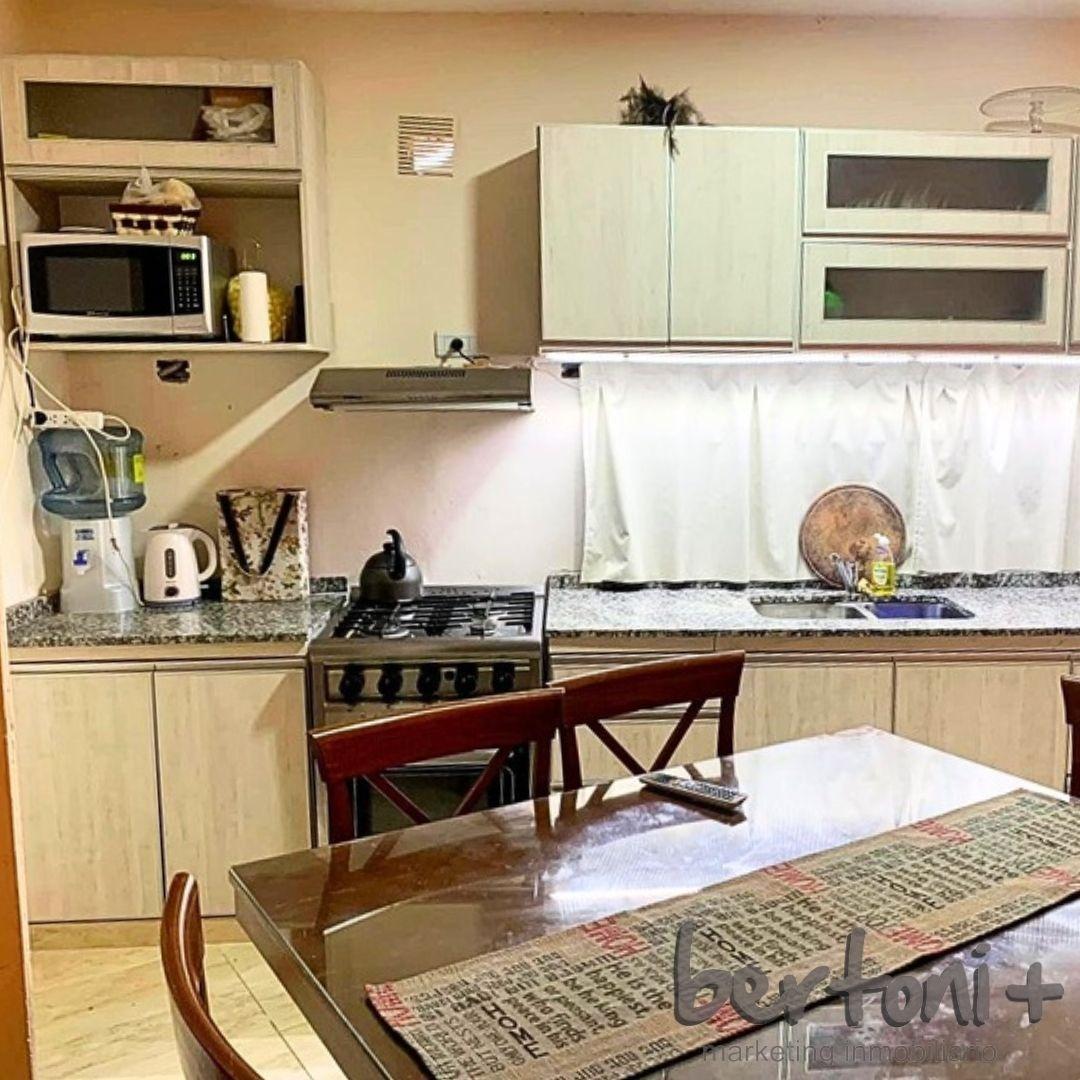 Amplia Casa con Local Comercial. Muy Comoda. Oportunidad! 4