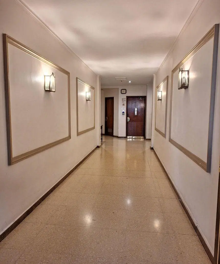 Amplio tres ambientes con dependencia en edificio de estilo racionalista 5