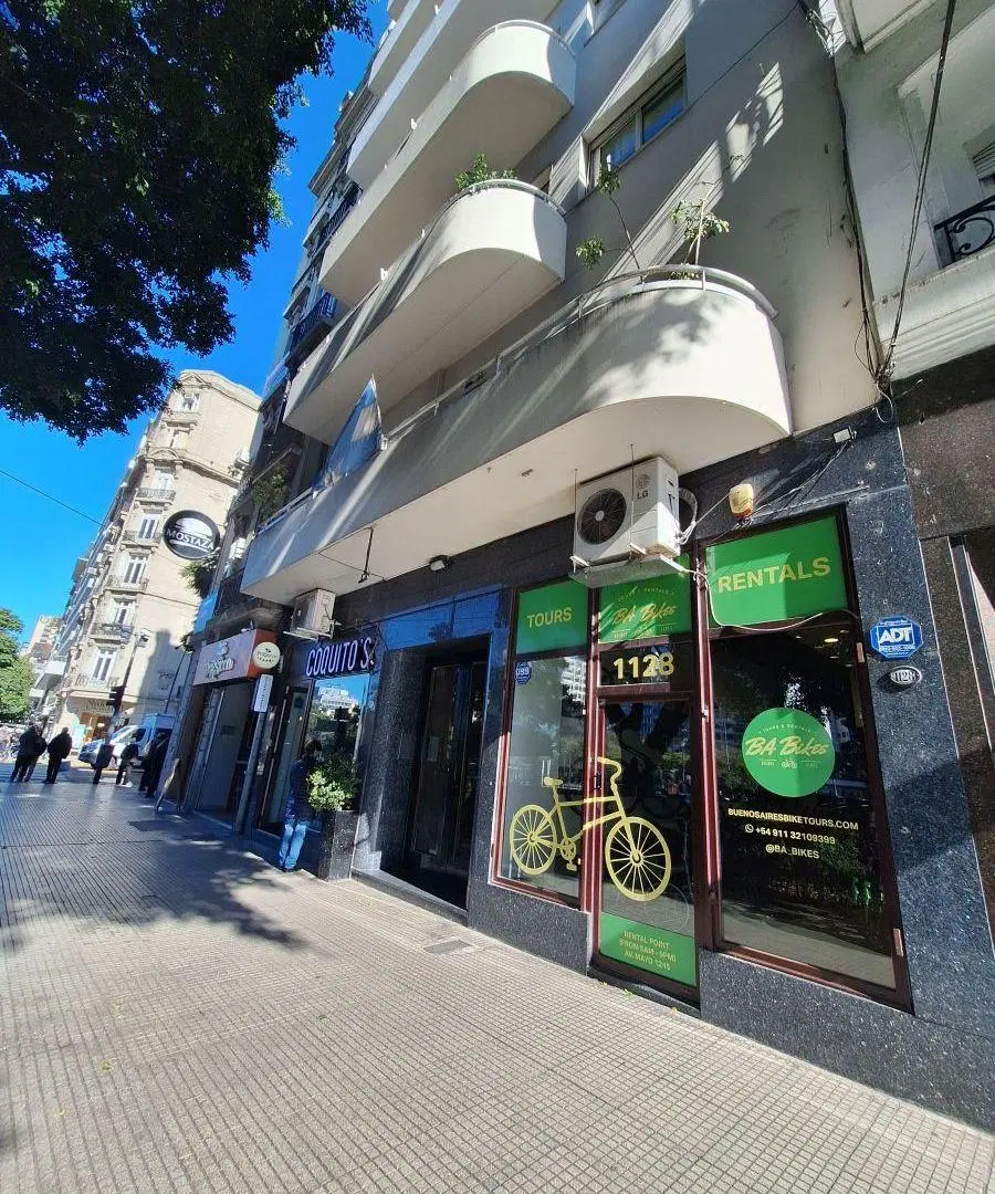 Amplio tres ambientes con dependencia en edificio de estilo racionalista 4