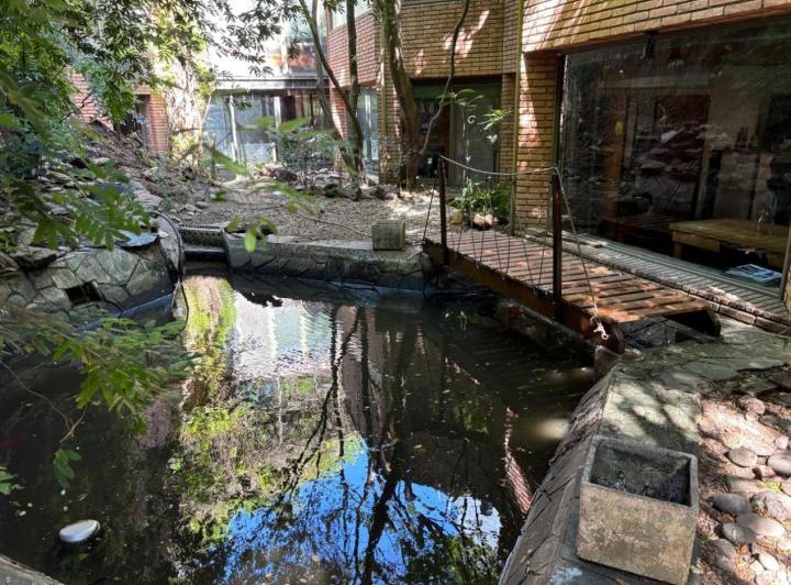 CASA EN VENTA EN COLEGIALES - 8 AMBIENTES - 5 BAÑOS - CON BOSQUE, CASCADA, ESTANQUE Y PUENTE 2