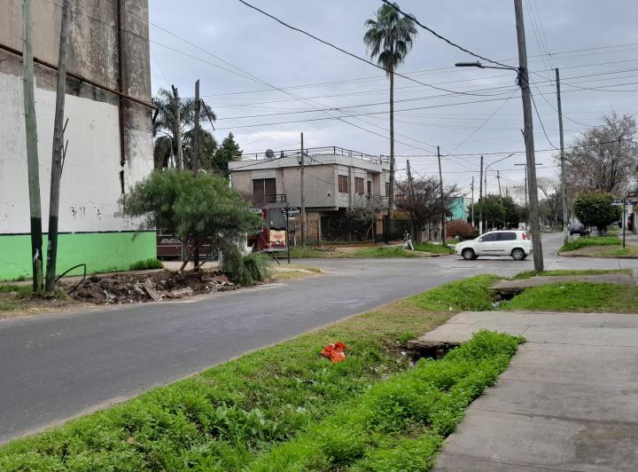 TEMPERLEY Regia casa para 3 familias urgente U$D 60.000 Consulte........