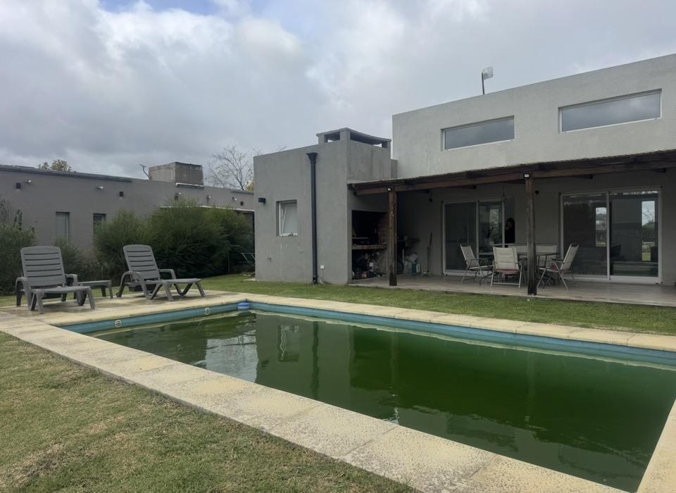Casa en barrio santa isabel de 4 ambientes