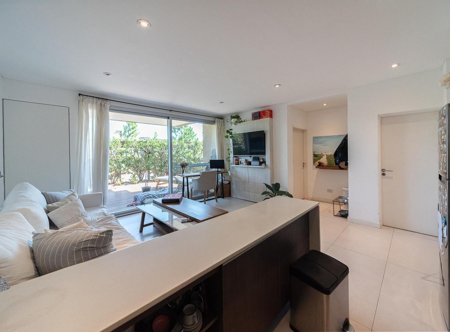 Venta departamento 2 Ambientes en PB Jardín y Parrilla 2 Cocheras Con Renta Las Piedras – Nordelta