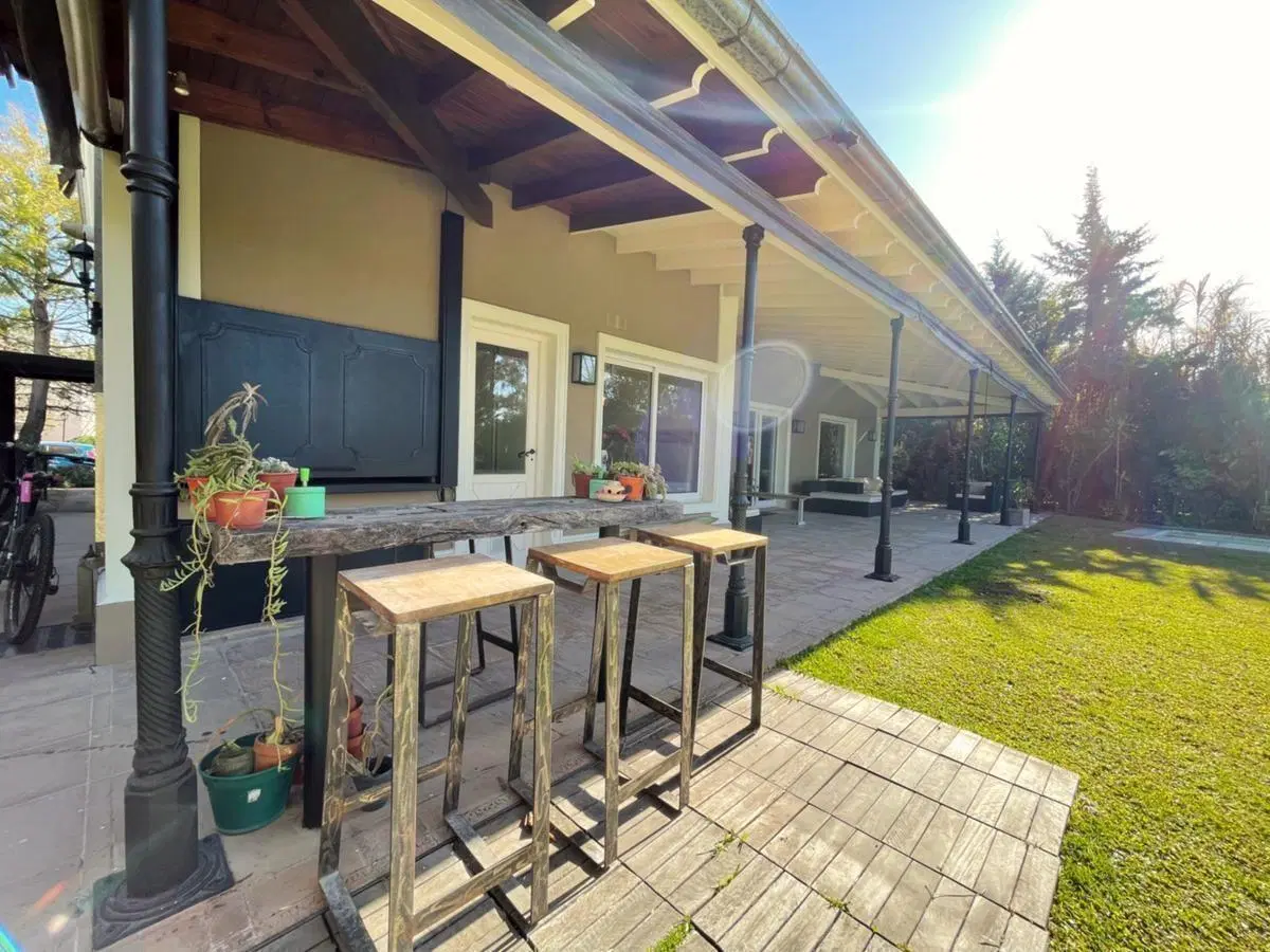 Casa en Alquiler a la laguna - Barrio Altamira 2