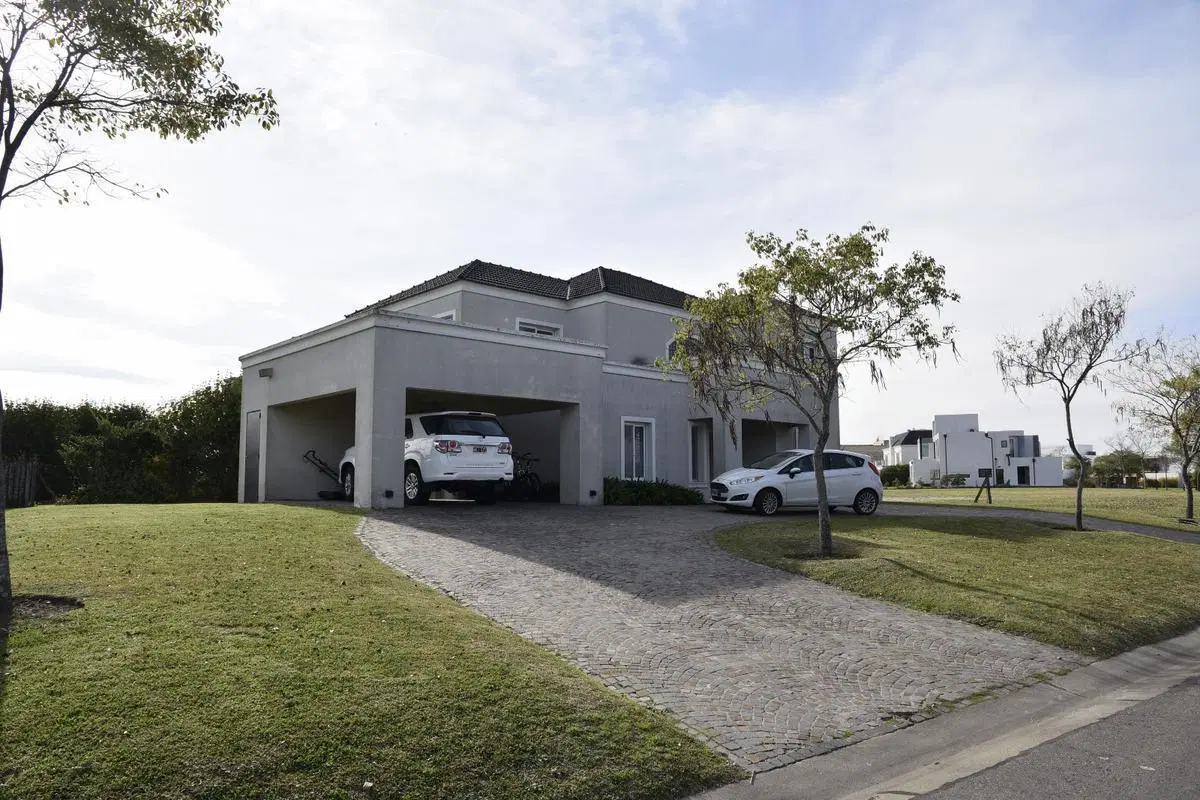 CASA EN VENTA LOTE AL GOLF - NORDELTA 3