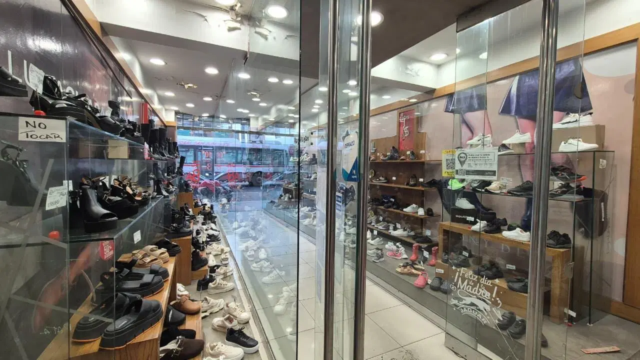 Venta Local en Liniers en zona alto transito 5