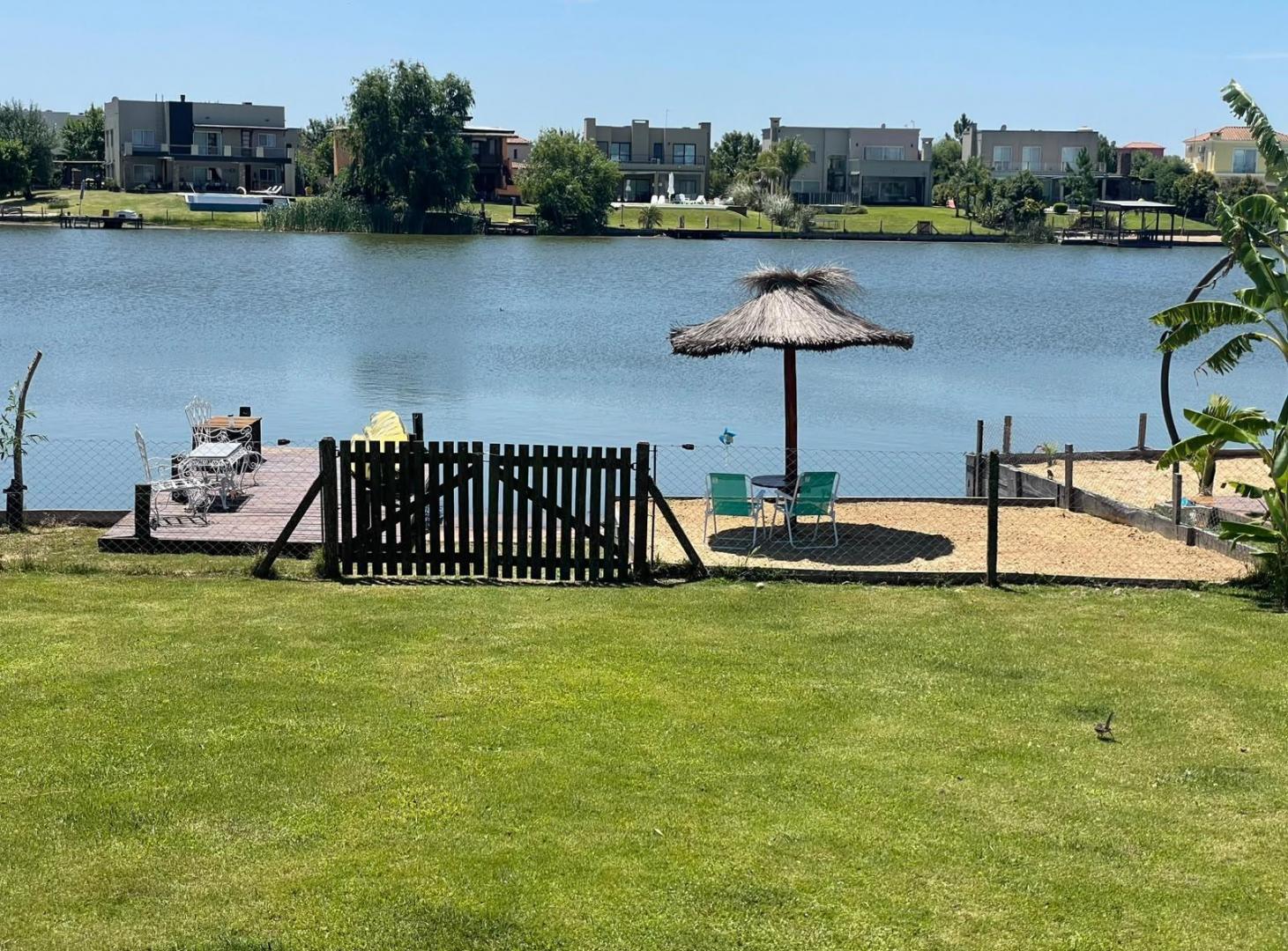Foto de Casa en Venta a la Laguna con Muelle y Playa propia - San Benito, imagen 2