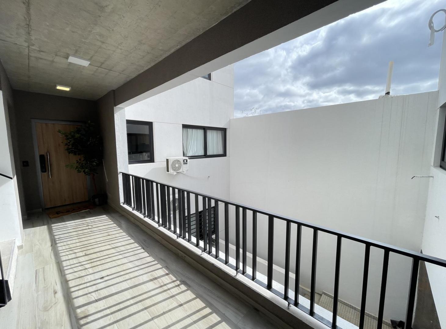Foto de Departamento monoambiente con balcón y terraza, imagen 2